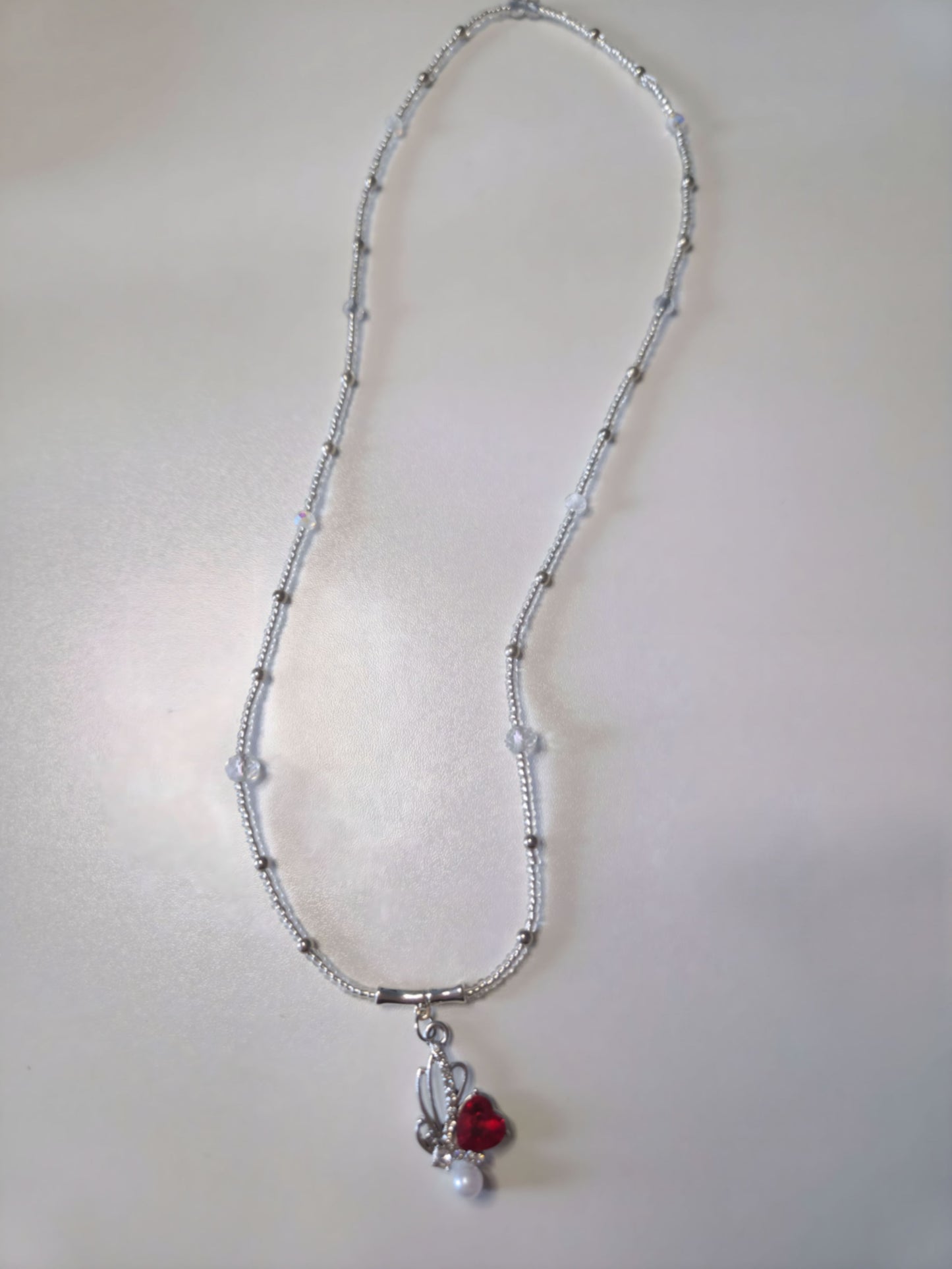 Beaded necklace in white and silver