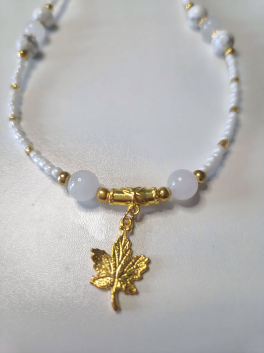 Beaded necklace in white jade and gold