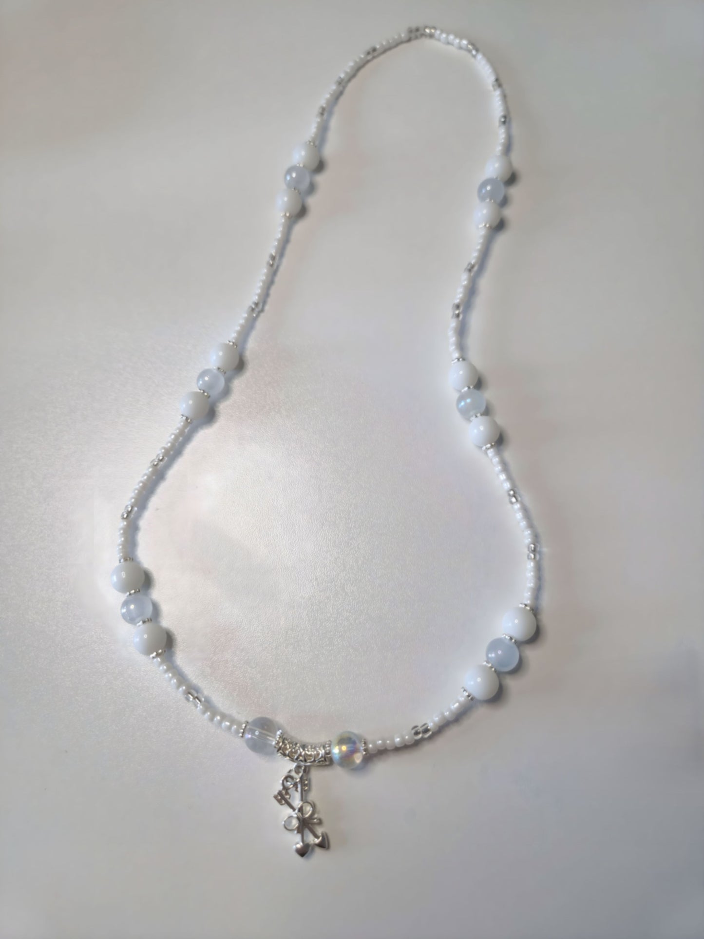 Beaded necklace in white jade and silver