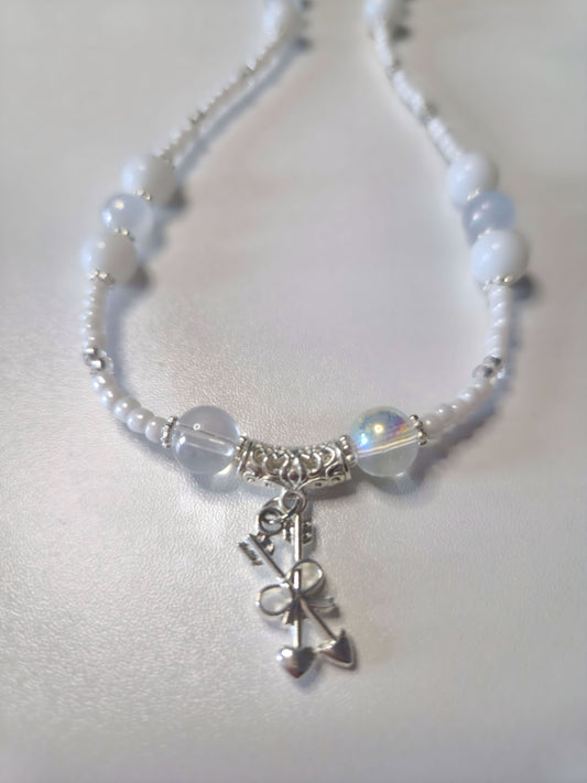 Beaded necklace in white jade and silver