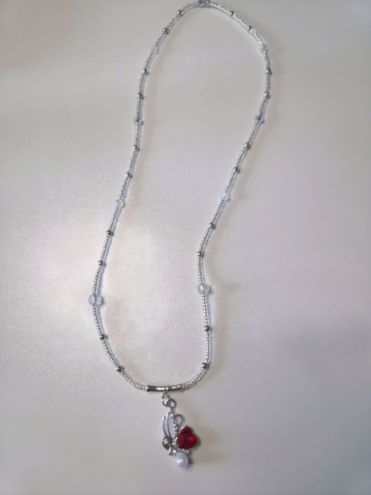 Beaded necklace in white and silver