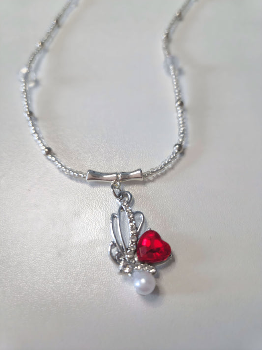 Beaded necklace in white and silver