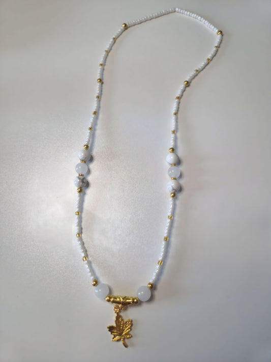 Beaded necklace in white jade and gold