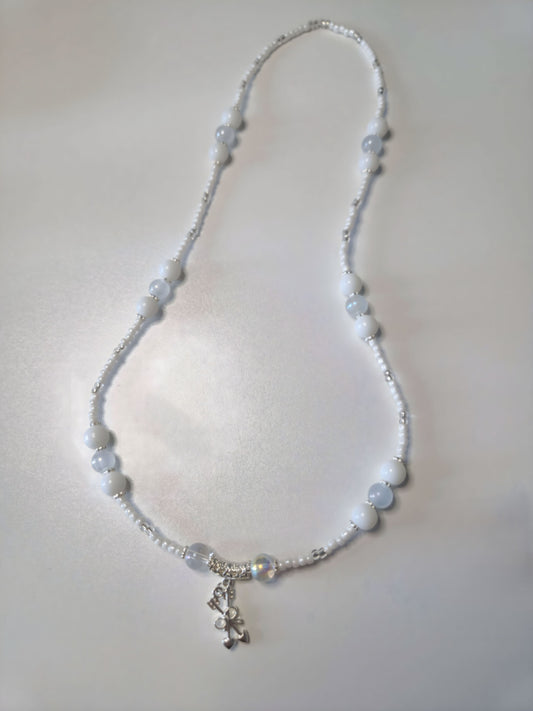 Beaded necklace in white jade and silver
